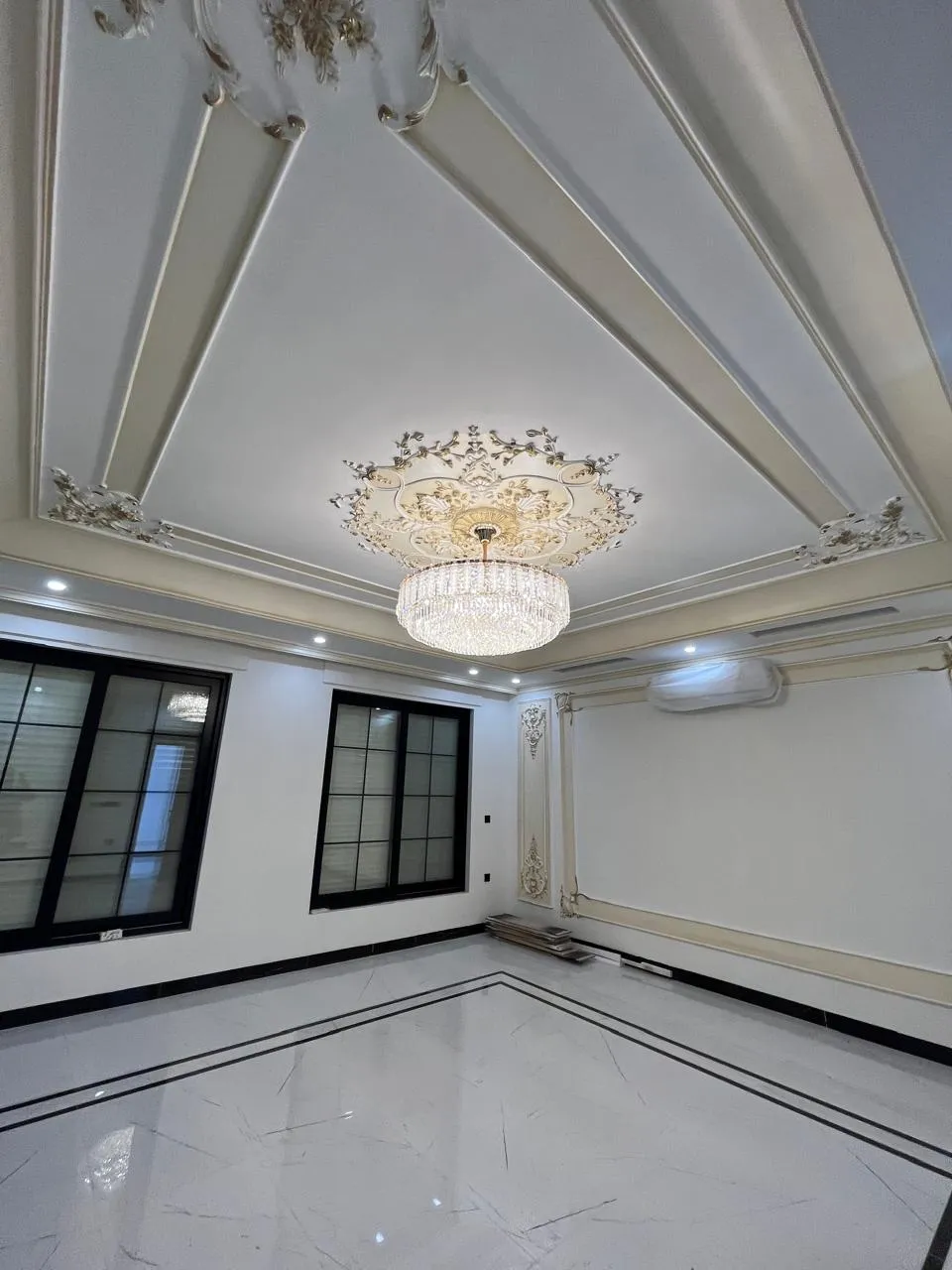 Italian City Villa - Detail 1