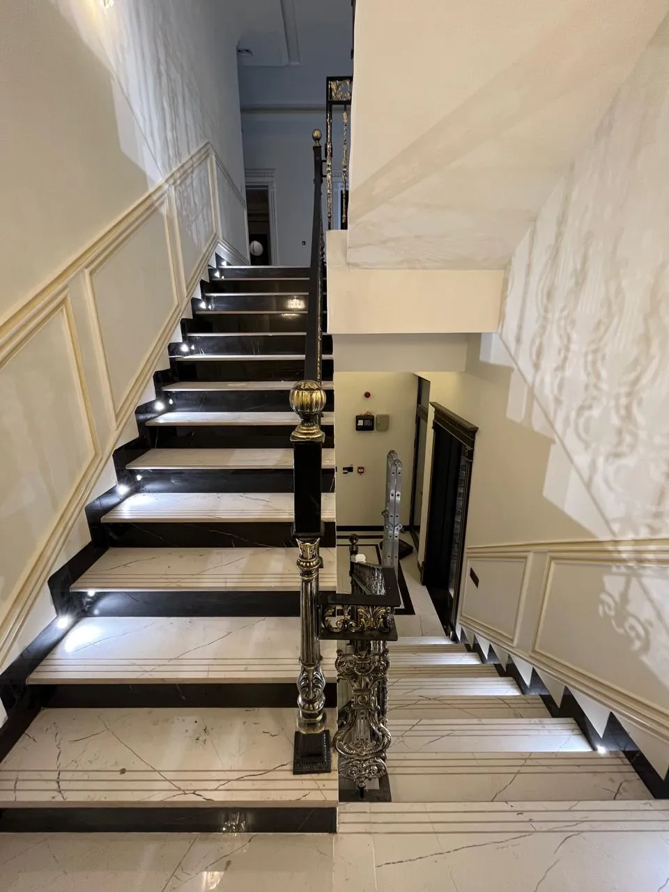 Italian City Villa - Gallery Image 1